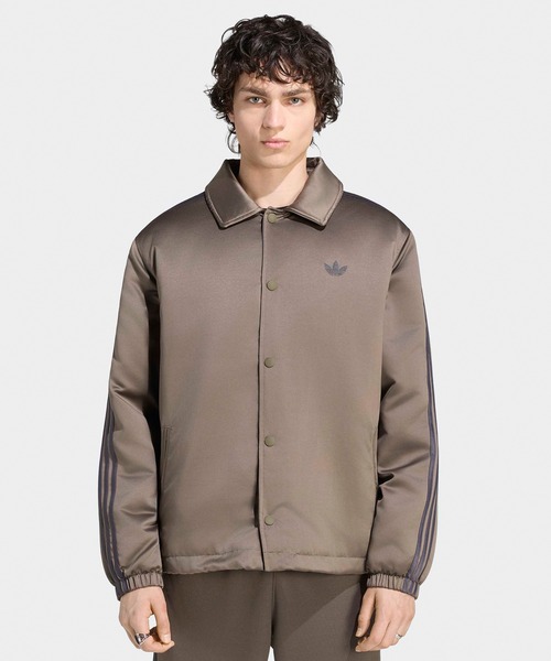 adidas（アディダス）の「adidas/アディダス 3 STRIPES SATIN COACHES JACKET スリーストライプス サテン コーチジャケット ライトアウター ブルゾン 袖ライン ブランドロゴ シンプル ベーシック メンズ レディース 2026年秋冬 秋服（スタジャン・メンズ・ブラック/ライトブラウン・S/M/L/XL）」の2枚目の写真