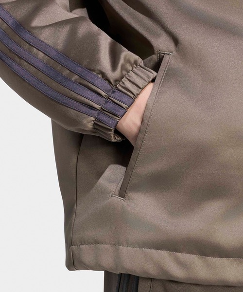 adidas（アディダス）の「adidas/アディダス 3 STRIPES SATIN COACHES JACKET スリーストライプス サテン コーチジャケット ライトアウター ブルゾン 袖ライン ブランドロゴ シンプル ベーシック メンズ レディース 2026年秋冬 秋服（スタジャン・メンズ・ブラック/ライトブラウン・S/M/L/XL）」の3枚目の写真