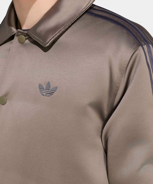 adidas（アディダス）の「adidas/アディダス 3 STRIPES SATIN COACHES JACKET スリーストライプス サテン コーチジャケット ライトアウター ブルゾン 袖ライン ブランドロゴ シンプル ベーシック メンズ レディース 2026年秋冬 秋服（スタジャン・メンズ・ブラック/ライトブラウン・S/M/L/XL）」の4枚目の写真