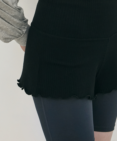 DEVIWEAR(デヴィウェア)の「女性 ヨガウェア DEVI-B0061-ブラック ピラティス ビビアナ リブ ショーツ(その他パンツ・レディース・ブラック・1/2)」の5枚目の写真