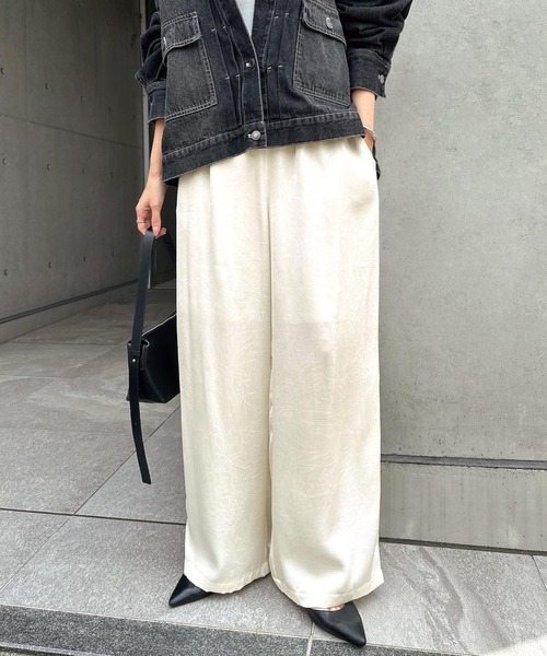 andme(アンドミー)の「しわサテンイージーパンツ(その他パンツ・レディース・オフホワイト/ブラウン/ブラック・M/L)」の1枚目の写真