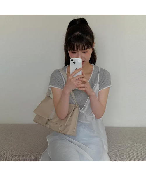 OVHEE(オヴェイ)の「クロエナイロンバッグ(ショルダーバッグ・レディース・ベージュ/ブラック・FREE)」の2枚目の写真