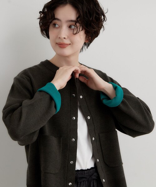 THE SHOP TK (ザ ショップ ティーケー )の「もにゅ 袖配色カーディガン(カーディガン/ボレロ・レディース・ネイビー/ダークブラウン/チャコールグレー・12/13)」の2枚目の写真