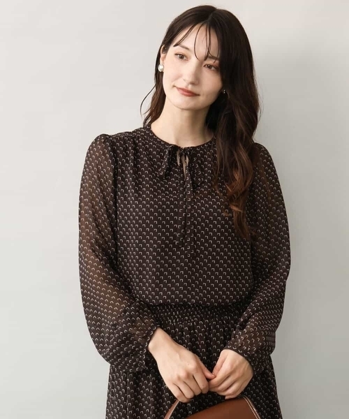 MK MICHEL KLEIN（エムケーミッシェルクラン）の「[洗える]スクエア幾何柄シフォンブラウス（シャツ/ブラウス・レディース・ブルーグリーン/ブラウン・38）」の2枚目の写真