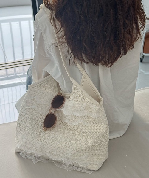 VIBGYOR(ヴィブジョー)の「urbanfemine./レース フリル ショルダーバッグ レディース ワンショルダー 軽量 A4対応 大容量 U7639(ショルダーバッグ・レディース・アイボリー・FREE)」の5枚目の写真
