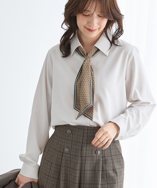 Honeys(ハニーズ)の「スカーフ付ブラウス(シャツ/ブラウス・レディース・グレイッシュブルー/ネイビー/グレイッシュベージュ/アイボリー・L/LL/M/S)」の2枚目の写真