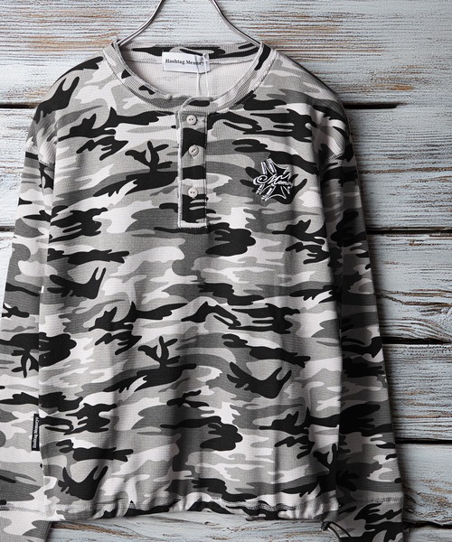 #MEMORY(メモリー)の「【#MEMORY】カモフラ ワッフル ヘンリーネック ロンT / 裾ドローコード クロップド丈(Tシャツ/カットソー・メンズ・グレー/カーキ・L/M)」の2枚目の写真
