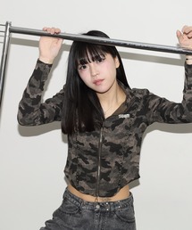 ABETTOR 迷彩柄ボールスタッヅ逆開ファスナー使いハイネックデザインカットソー