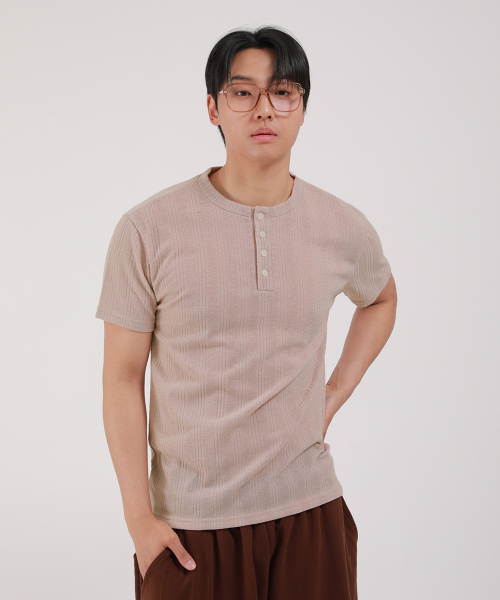 DEVELOVE(デヴローブ)の「リブヘンリーネック半袖Tシャツ_ベージュ(Tシャツ/カットソー・メンズ・ベージュ・LARGE/X-LARGE/XX-LARGE/MEDIUM)」の3枚目の写真