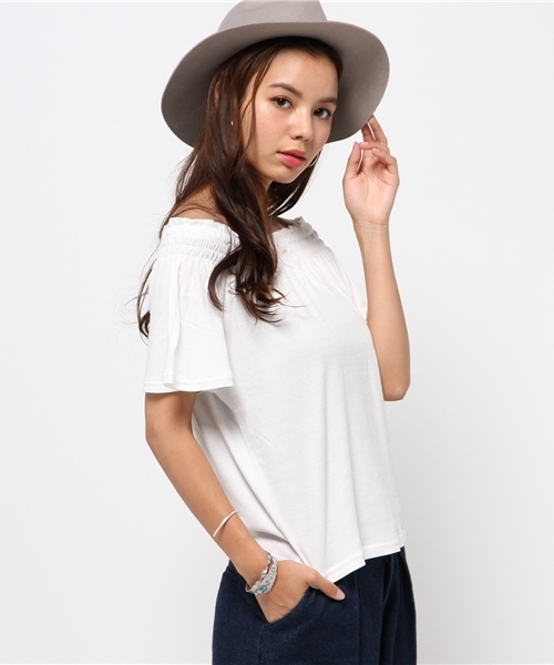 MOUSSY(マウジー)の「FLARE SLEEVE OFF SHOULDER TOPS(Tシャツ/カットソー・レディース・ネイビー/ホワイト/ブラウン/ピンク・FREE)」の11枚目の写真