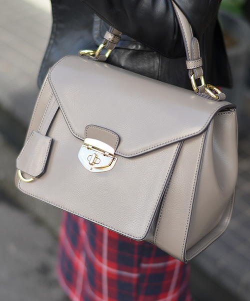 VitaFelice（ヴィータフェリーチェ）の「【牛革/カウレザー】クラシカル2way牛革キューブバッグ [sentino/センティノ]（ハンドバッグ・レディース・グレー/ベージュ系その他/ワイン/オフホワイト・FREE）」の16枚目の写真