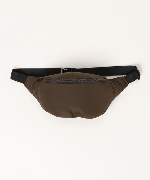 AZUL by moussy(アズールバイマウジー)の「中綿ウエストポーチ(ボディバッグ/ウエストポーチ・レディース・ブラック/レッド/カーキ・FREE)」の3枚目の写真