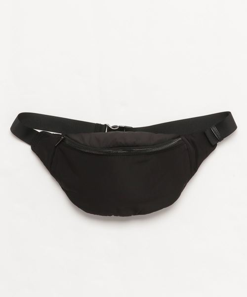 AZUL by moussy(アズールバイマウジー)の「中綿ウエストポーチ(ボディバッグ/ウエストポーチ・レディース・ブラック/レッド/カーキ・FREE)」の2枚目の写真