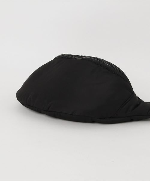 AZUL by moussy(アズールバイマウジー)の「中綿ウエストポーチ(ボディバッグ/ウエストポーチ・レディース・ブラック/レッド/カーキ・FREE)」の5枚目の写真