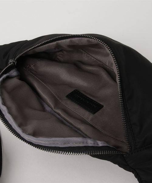 AZUL by moussy(アズールバイマウジー)の「中綿ウエストポーチ(ボディバッグ/ウエストポーチ・レディース・ブラック/レッド/カーキ・FREE)」の6枚目の写真