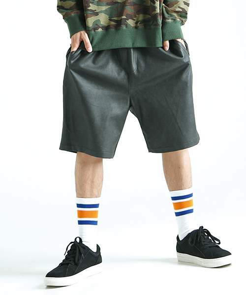 WEGO(ウィゴー)の「WEGO/フェイクレザーショーツ(その他パンツ・メンズ・ブラック/ブルー・MEDIUM/LARGE)」の2枚目の写真