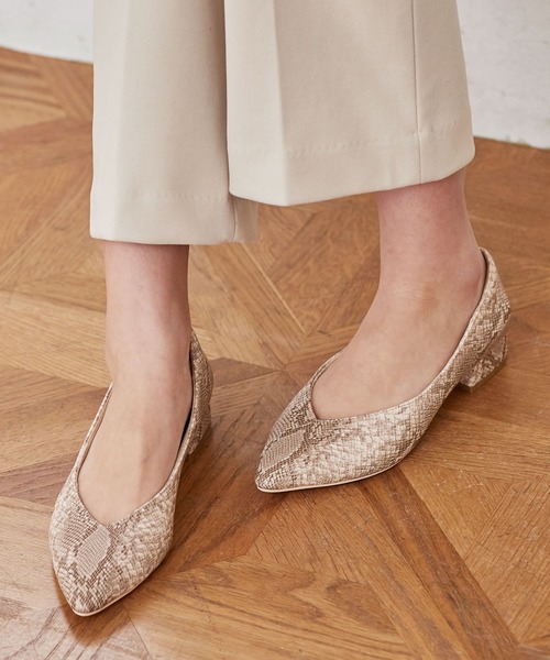 KOBE LETTUCE（コウベレタス）の「チャンキーローヒールVカットポインテッドトゥパンプス（パンプス・レディース・ブラック/ホワイト系その他/レッド/その他/グレイッシュベージュ/パイソン/その他2/ホワイト系その他2/シルバー系その他/その他1/ブラック系その他/ベージュ系その他/グリーン系その他・S/M/L/LL）」の12枚目の写真