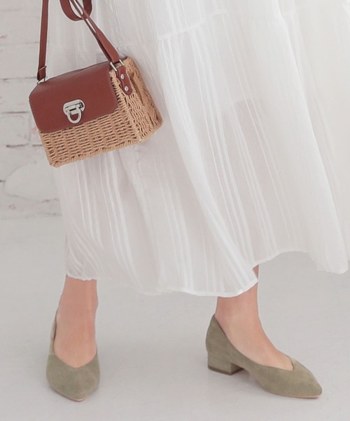 KOBE LETTUCE（コウベレタス）の「チャンキーローヒールVカットポインテッドトゥパンプス（パンプス・レディース・ブラック/ホワイト系その他/レッド/その他/グレイッシュベージュ/パイソン/その他2/ホワイト系その他2/シルバー系その他/その他1/ブラック系その他/ベージュ系その他/グリーン系その他・S/M/L/LL）」の7枚目の写真