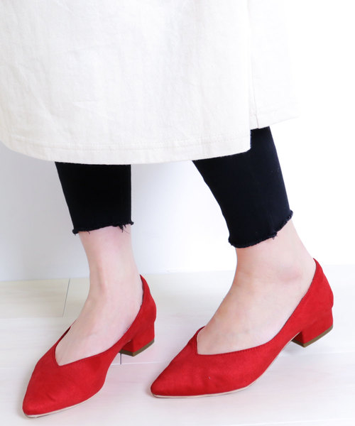 KOBE LETTUCE（コウベレタス）の「チャンキーローヒールVカットポインテッドトゥパンプス（パンプス・レディース・ブラック/ホワイト系その他/レッド/その他/グレイッシュベージュ/パイソン/その他2/ホワイト系その他2/シルバー系その他/その他1/ブラック系その他/ベージュ系その他/グリーン系その他・S/M/L/LL）」の8枚目の写真