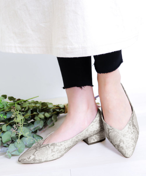 KOBE LETTUCE（コウベレタス）の「チャンキーローヒールVカットポインテッドトゥパンプス（パンプス・レディース・ブラック/ホワイト系その他/レッド/その他/グレイッシュベージュ/パイソン/その他2/ホワイト系その他2/シルバー系その他/その他1/ブラック系その他/ベージュ系その他/グリーン系その他・S/M/L/LL）」の13枚目の写真