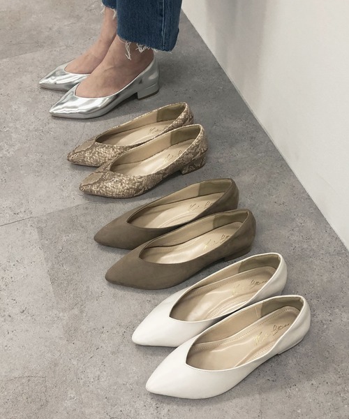 KOBE LETTUCE（コウベレタス）の「チャンキーローヒールVカットポインテッドトゥパンプス（パンプス・レディース・ブラック/ホワイト系その他/レッド/その他/グレイッシュベージュ/パイソン/その他2/ホワイト系その他2/シルバー系その他/その他1/ブラック系その他/ベージュ系その他/グリーン系その他・S/M/L/LL）」の2枚目の写真