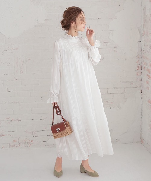 KOBE LETTUCE（コウベレタス）の「チャンキーローヒールVカットポインテッドトゥパンプス（パンプス・レディース・ブラック/ホワイト系その他/レッド/その他/グレイッシュベージュ/パイソン/その他2/ホワイト系その他2/シルバー系その他/その他1/ブラック系その他/ベージュ系その他/グリーン系その他・S/M/L/LL）」の20枚目の写真