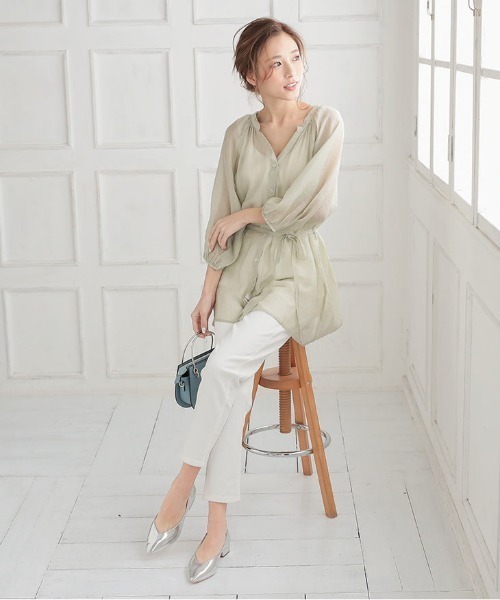 KOBE LETTUCE（コウベレタス）の「チャンキーローヒールVカットポインテッドトゥパンプス（パンプス・レディース・ブラック/ホワイト系その他/レッド/その他/グレイッシュベージュ/パイソン/その他2/ホワイト系その他2/シルバー系その他/その他1/ブラック系その他/ベージュ系その他/グリーン系その他・S/M/L/LL）」の19枚目の写真