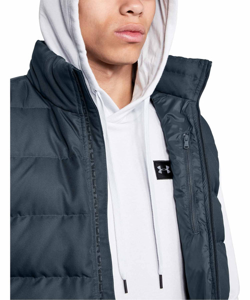 UNDER ARMOUR（アンダーアーマー）の「UA スポーツスタイル ダウン ベスト(トレーニング/ジャケット/MENS)（ダウンベスト・メンズ・チャコールグレー/ブラック×ブラック・LG/MD/XXL/SM/XL）」の7枚目の写真