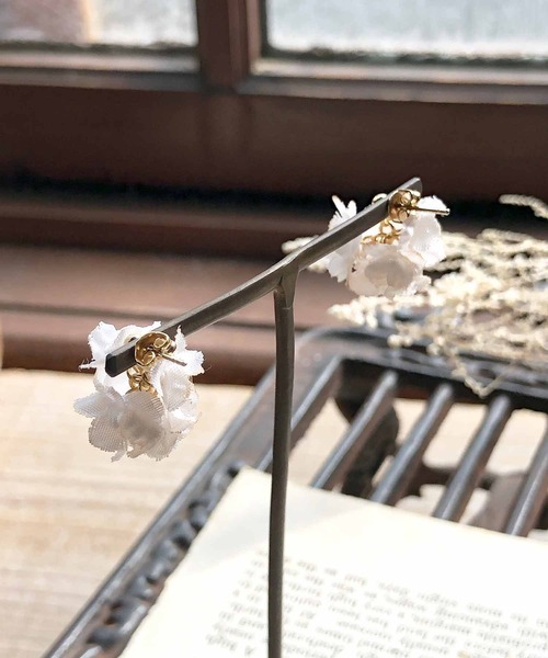 m.soeur（エムスール）の「コデマリのピアス＊（ピアス（両耳用）・レディース・ブラック/ホワイト・FREE）」の4枚目の写真