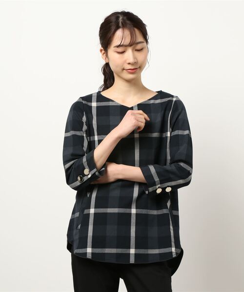BELLUNA PLUS(ベルーナ)の「袖ボタン使いVネックデザインチュニック(チュニック・レディース・ブラック系その他/グレー系その他/パープル系その他/チェック・MEDIUM/LARGE/X-LARGE)」の8枚目の写真