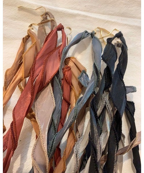 mou（モウ）の「ラップヘアリボンヘアアクセサリー（その他ヘアアクセサリー・レディース・レッド/オレンジ/ブラック/グリーン/ピンクベージュ/ブルー・FREE）」の3枚目の写真