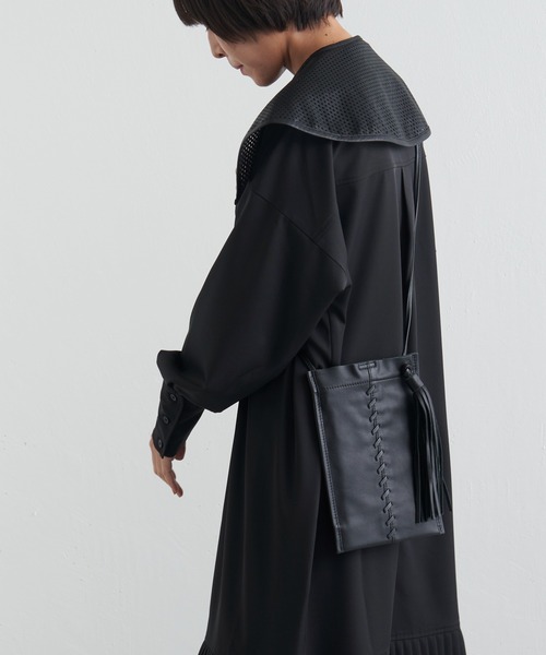 ear PAPILLONNER(イアパピヨネ)の「タッセルミニバッグ(ショルダーバッグ・レディース・ブラック/カーキ/モカ/アイボリー・FREE)」の1枚目の写真