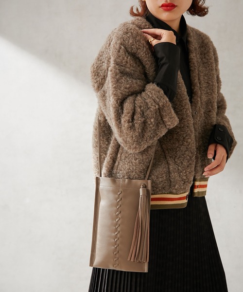 ear PAPILLONNER(イアパピヨネ)の「タッセルミニバッグ(ショルダーバッグ・レディース・ブラック/カーキ/モカ/アイボリー・FREE)」の3枚目の写真