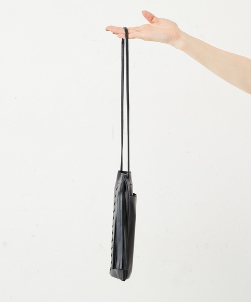 ear PAPILLONNER(イアパピヨネ)の「タッセルミニバッグ(ショルダーバッグ・レディース・ブラック/カーキ/モカ/アイボリー・FREE)」の17枚目の写真