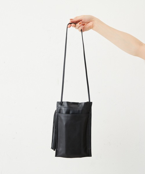 ear PAPILLONNER(イアパピヨネ)の「タッセルミニバッグ(ショルダーバッグ・レディース・ブラック/カーキ/モカ/アイボリー・FREE)」の8枚目の写真