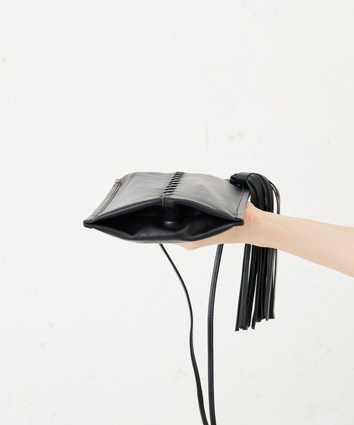 ear PAPILLONNER(イアパピヨネ)の「タッセルミニバッグ(ショルダーバッグ・レディース・ブラック/カーキ/モカ/アイボリー・FREE)」の5枚目の写真