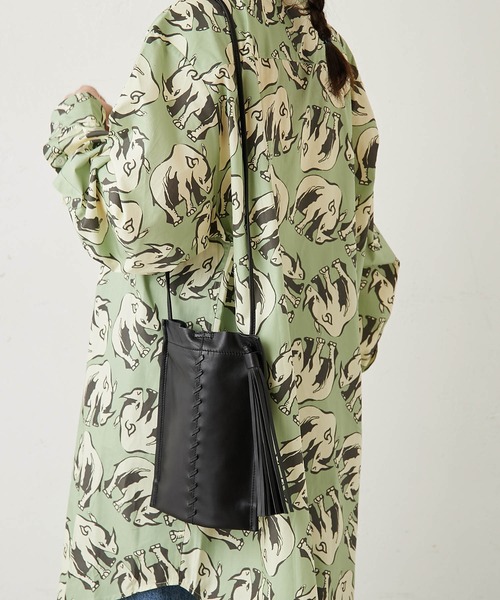 ear PAPILLONNER(イアパピヨネ)の「タッセルミニバッグ(ショルダーバッグ・レディース・ブラック/カーキ/モカ/アイボリー・FREE)」の9枚目の写真