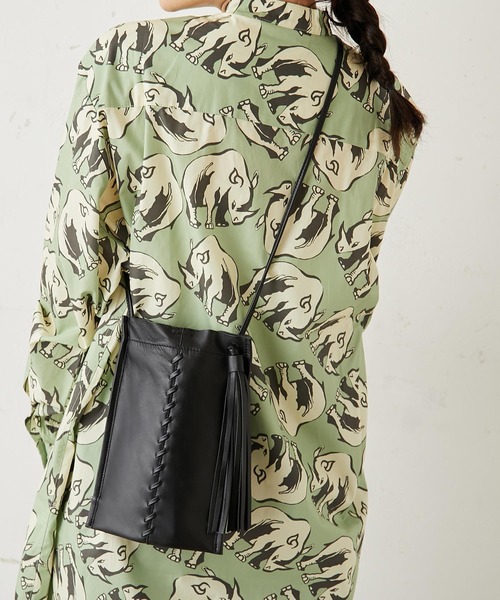 ear PAPILLONNER(イアパピヨネ)の「タッセルミニバッグ(ショルダーバッグ・レディース・ブラック/カーキ/モカ/アイボリー・FREE)」の15枚目の写真