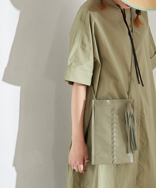 ear PAPILLONNER(イアパピヨネ)の「タッセルミニバッグ(ショルダーバッグ・レディース・ブラック/カーキ/モカ/アイボリー・FREE)」の7枚目の写真