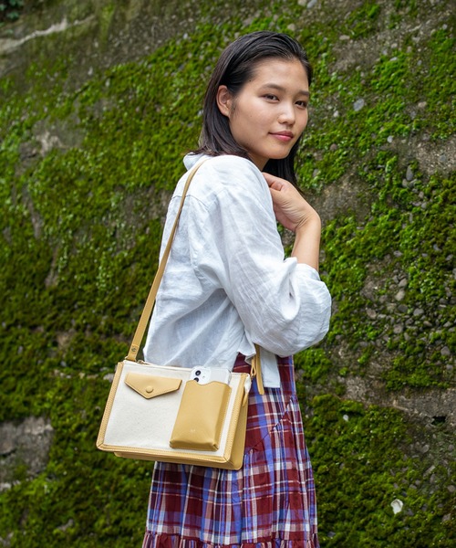 ACCOMMODE（アコモデ）の「ミニマルキャンバスショルダーバッグ（ショルダーバッグ・レディース・マスタード/ブラウン/ブラック・FREE）」の4枚目の写真