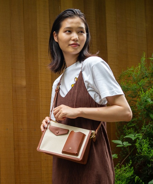 ACCOMMODE（アコモデ）の「ミニマルキャンバスショルダーバッグ（ショルダーバッグ・レディース・マスタード/ブラウン/ブラック・FREE）」の11枚目の写真