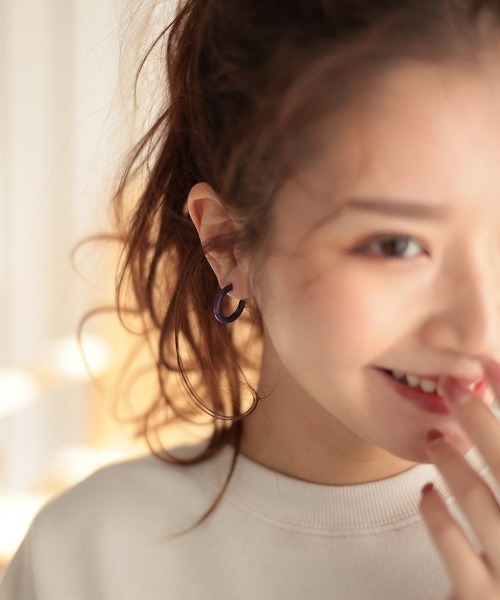 at.(アット)の「【at.】カラーフープピアス(ピアス(両耳用)・レディース・パープル/レッド/イエロー/ブルー/グリーン・F)」の3枚目の写真
