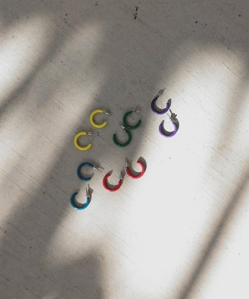 at.(アット)の「【at.】カラーフープピアス(ピアス(両耳用)・レディース・パープル/レッド/イエロー/ブルー/グリーン・F)」の8枚目の写真
