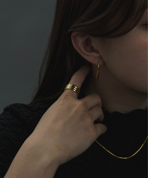 muku（ムク）の「金属アレルギー対応 ドリップカーブピアス(両耳用)/サージカルステンレス/316L（ピアス（両耳用）・レディース・シルバー/ゴールド・FREE）」の3枚目の写真
