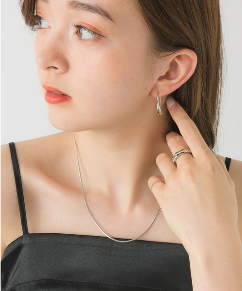 muku（ムク）の「金属アレルギー対応 ドリップカーブピアス(両耳用)/サージカルステンレス/316L（ピアス（両耳用）・レディース・シルバー/ゴールド・FREE）」の5枚目の写真