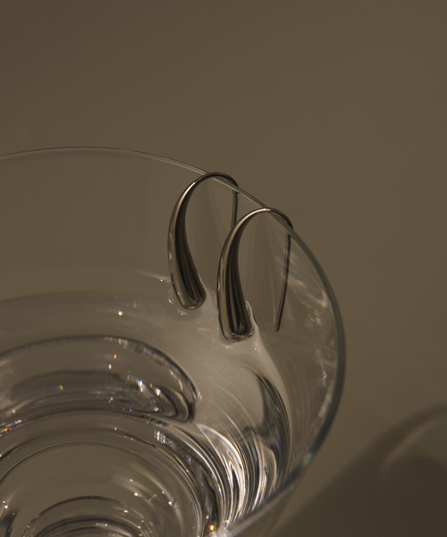 muku（ムク）の「金属アレルギー対応 ドリップカーブピアス(両耳用)/サージカルステンレス/316L（ピアス（両耳用）・レディース・シルバー/ゴールド・FREE）」の8枚目の写真