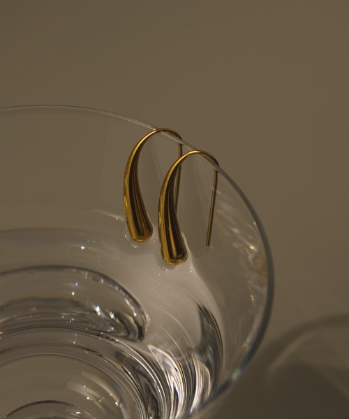 muku（ムク）の「金属アレルギー対応 ドリップカーブピアス(両耳用)/サージカルステンレス/316L（ピアス（両耳用）・レディース・シルバー/ゴールド・FREE）」の9枚目の写真