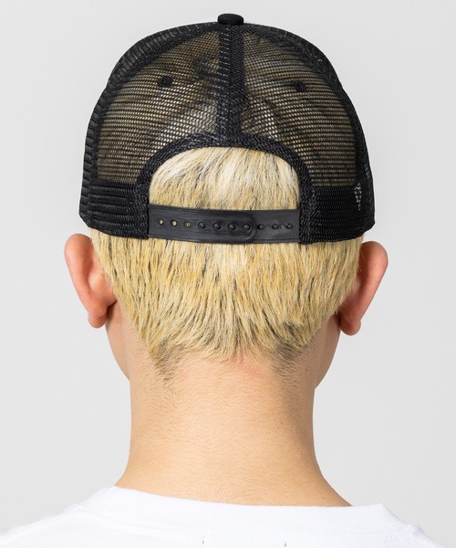 XLARGE（エクストララージ）の「FASCINATING SNAKE WOMAN MESH CAP（キャップ・メンズ・ホワイト/ブラック/マルチ・ONE SIZE）」の5枚目の写真