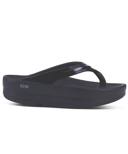 OOFOS（ウーフォス）の「OOFOS/ウーフォス  OOmega　リカバリーサンダル　厚底（サンダル・レディース・ホワイト/ブラック・23/25/24）」の10枚目の写真