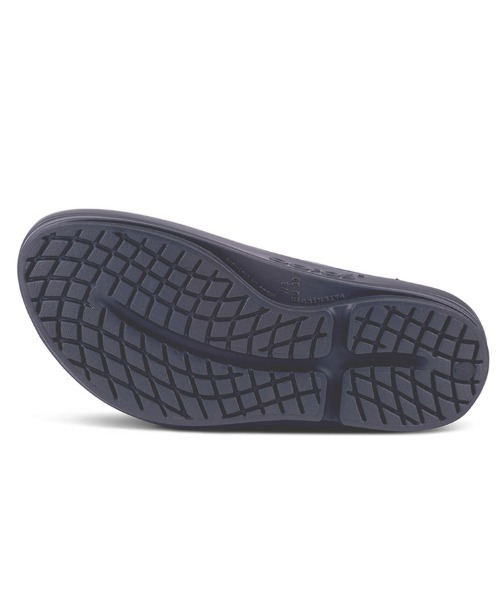 OOFOS（ウーフォス）の「OOFOS/ウーフォス  OOmega　リカバリーサンダル　厚底（サンダル・レディース・ホワイト/ブラック・23/25/24）」の16枚目の写真